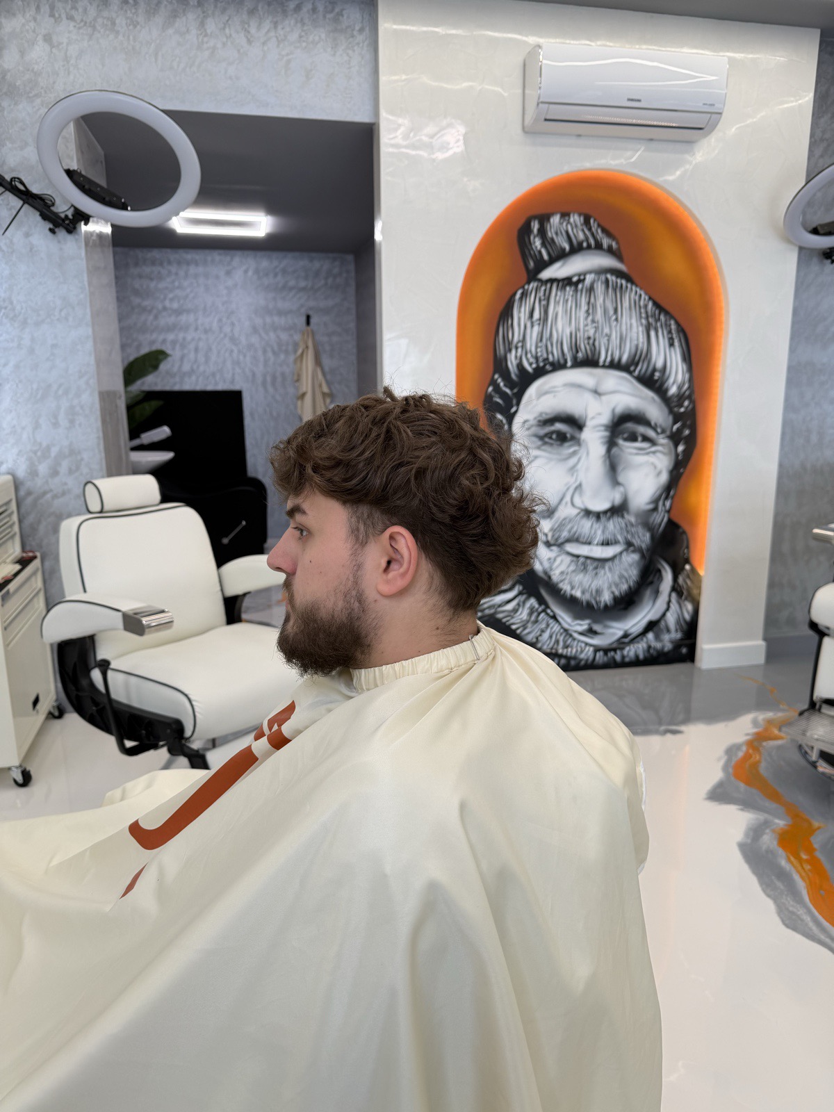 Avant la coupe — cheveux longs bouclés, salon Rijal Barber Club