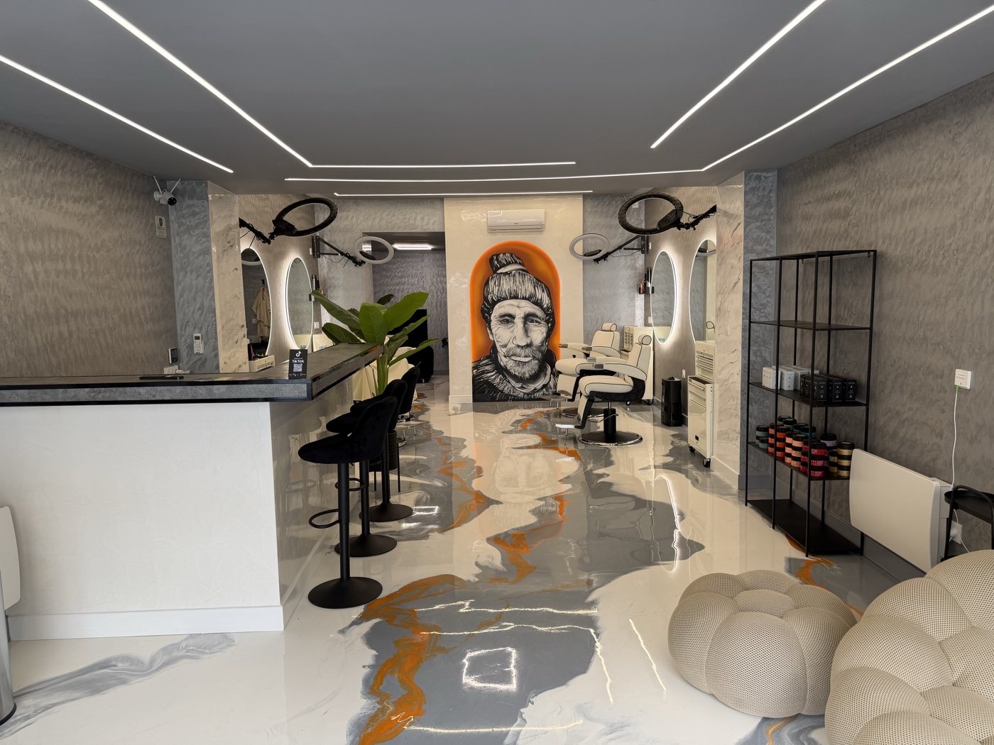 Vue large du salon Rijal Barber Club avec fresque street-art orange — Hénin-Beaumont