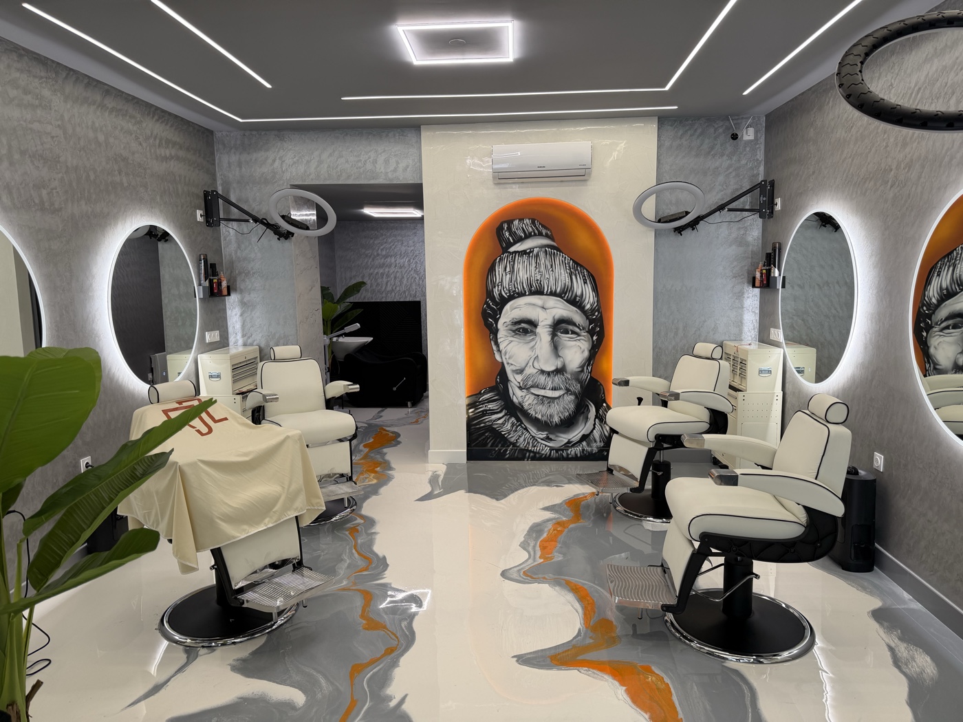Postes de coupe avec miroirs LED face à la fresque — salon Rijal