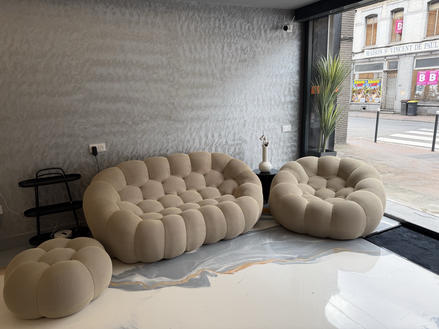 Coin détente avec canapés Bubble Roche Bobois beige — salon Rijal